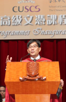 香港中文大學專業進修諮詢委員會主席何培斌教授勉勵學生要追求「SIM」──即專業的知識與技能 (Skills)、個人的誠信 (Integrity)及以創新意念解決問題的思維 (Mindset)